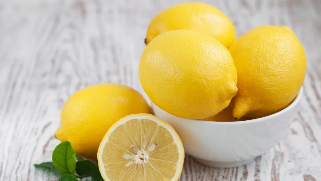 7 Cara yang Tidak Direkomendasikan untuk Mengatasi Saluran Air yang Tersumbat 3 menggunakan jus lemon