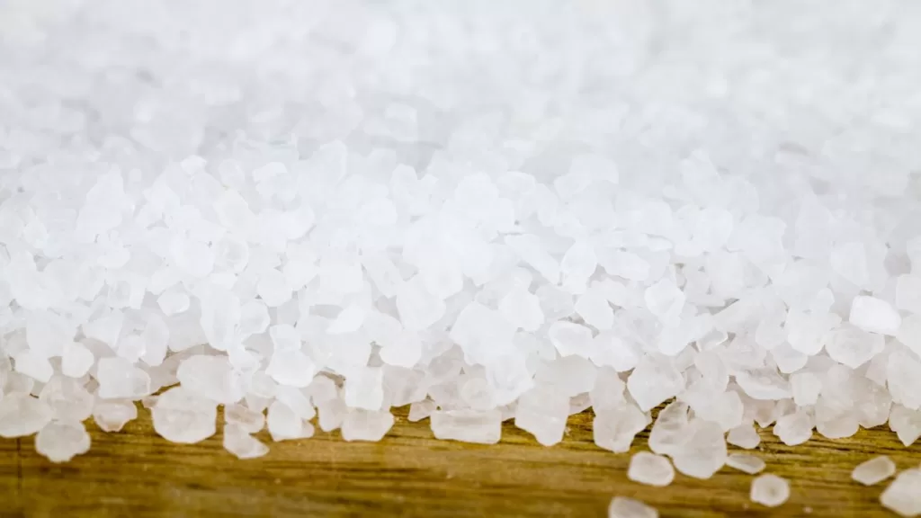 7 Cara yang Tidak Direkomendasikan untuk Mengatasi Saluran Air yang Tersumbat 4 pembersih bahan kimia soda api