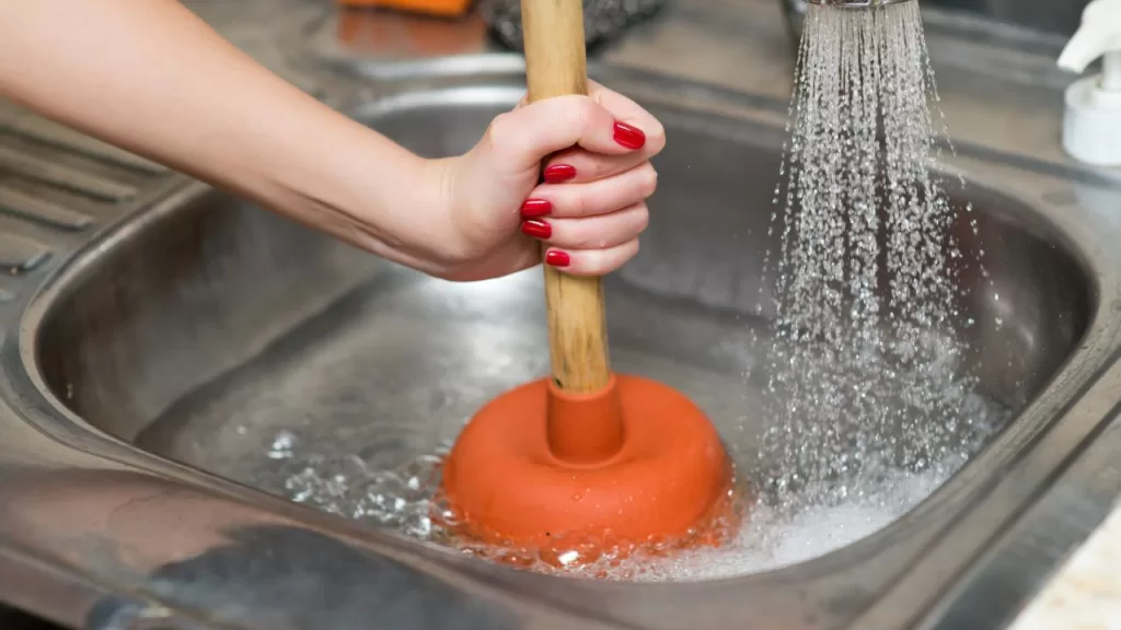 Bagaimana Cara Membersihkan Saluran Pembuangan Rumah Tangga Yang Mampet? 10 Plunger