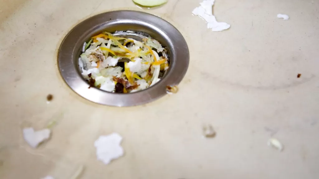 Bagaimana Cara Membersihkan Saluran Pembuangan Rumah Tangga Yang Mampet? 8 penumpukan sisa makanan di dalam saluran