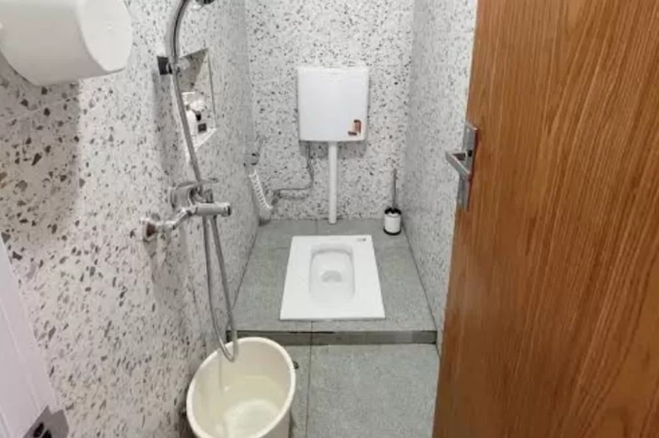 WC Jongkok Tersumbat? Coba Cara Ini Sebelum Panggil Tukang! 1 wc jongkok tersumbat