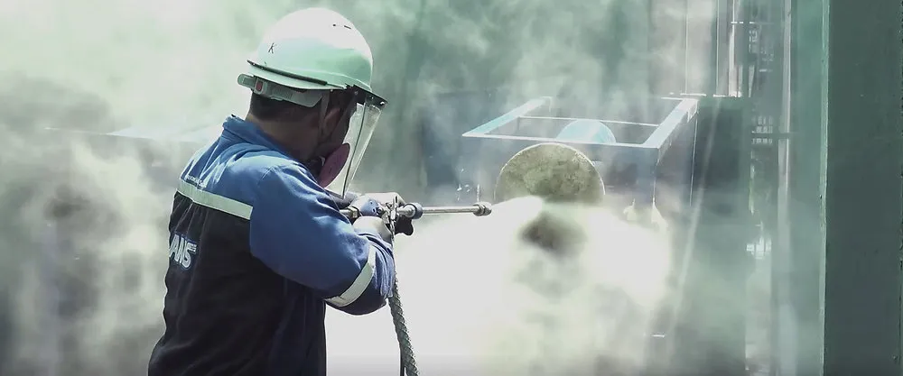 Tim profesional melakukan drain cleaning pada gedung perkantoran di Jakarta