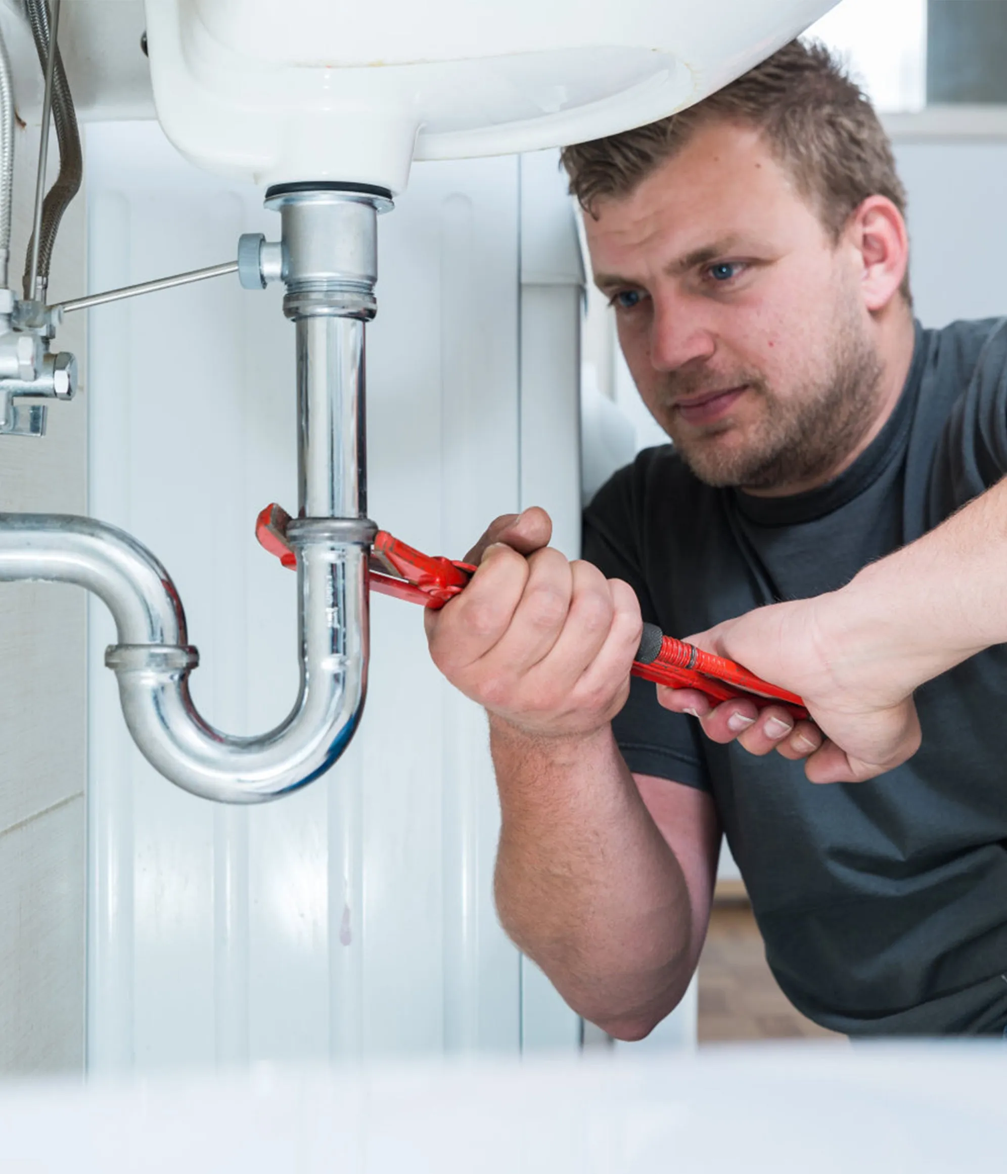 Teknisi memeriksa pipa restoran Jakarta dengan kamera inspeksi, menyoroti masalah pipa mampet