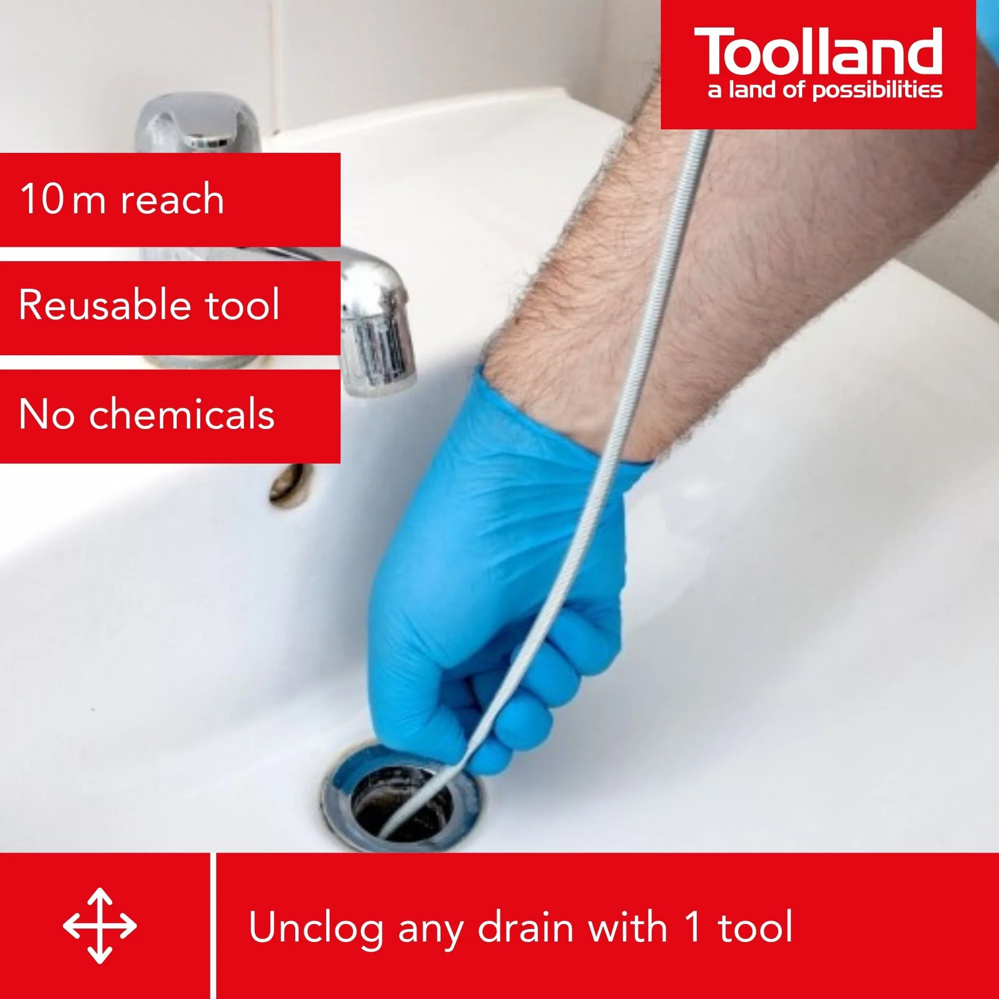 Alat spiral fleksibel sedang dimasukkan ke dalam pipa untuk membersihkan sumbatan di Jakarta