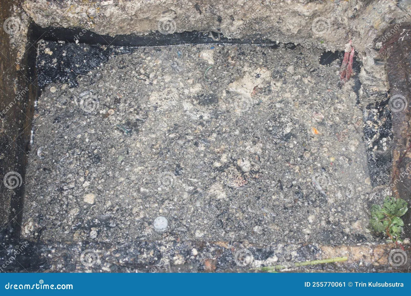 gambar close‑up sampah organik, lemak, dan kotoran menumpuk di dalam pipa saluran, memperjelas penyebab mampet