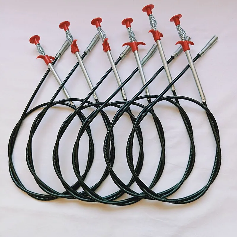 Teknisi menggunakan drain snake membersihkan saluran mampet tanpa harus membuka lantai